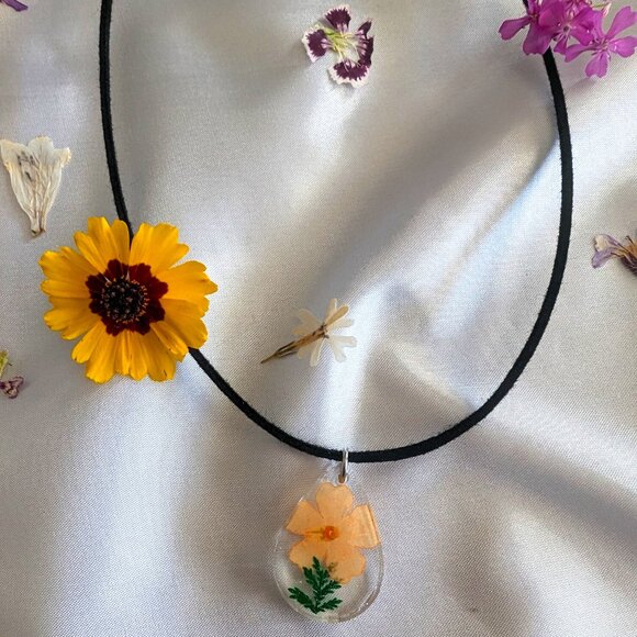 Tear Drop Shaped Beautiful Hand Made Orange 5 Leaf Dried Flower Resin Charm Neck - Picture 2 of 3